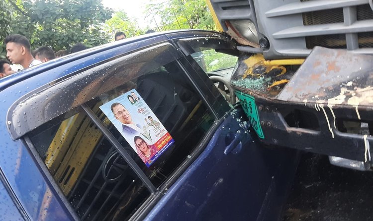 কুষ্টিয়ায় প্রাইভেট কার ও কাভার্ড ভ্যানের সংঘর্ষ। ছবি: আজকের পত্রিকা