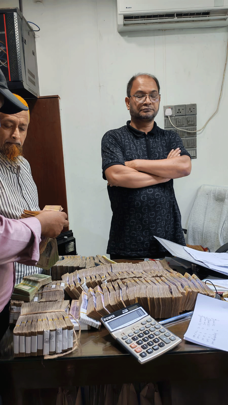 আজ বুধবার সন্ধ্যায় চট্টগ্রামে সাইফুজ্জামানের সহযোগী মো. জাহাঙ্গীর আলমের অফিসে অভিযান চালায় দুদক। ছবি: আজকের পত্রিকা
