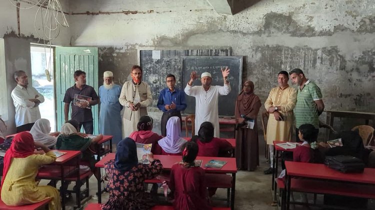 কাঠালিয়ায় স্কুলশিক্ষার্থীদের পাঠদান বন্ধ রেখে ধানের শিষ প্রতীকের প্রচারণা। ছবি: সংগৃহীত