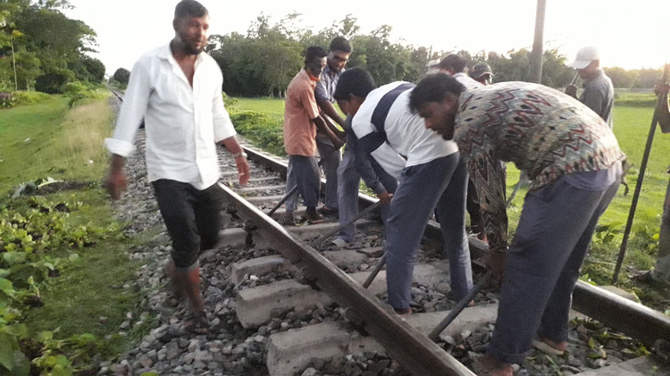 মৌলভীবাজারে তীব্র গরমে বেঁকে যাওয়া রেললাইন মেরামত। ছবি: সংগৃহীত
