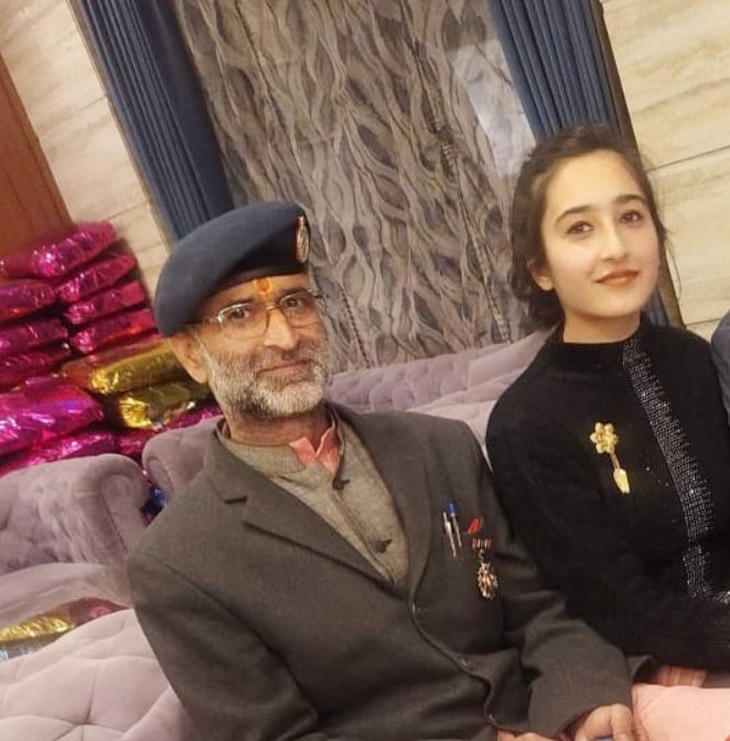 সমাজকর্মী কুলদীপ শর্মা ও তাঁর মেয়ে তন্বী শর্মা। ছবি: সংগৃহীত