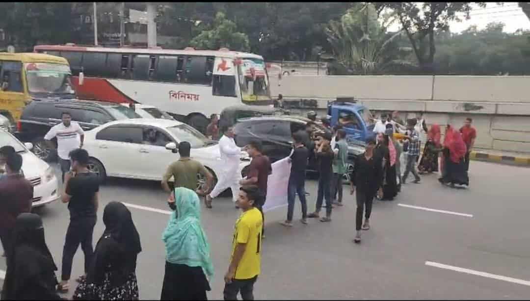 কুড়িলে ফের পোশাকশ্রমিকদের সড়ক অবরোধ, যান চলাচল বন্ধ
