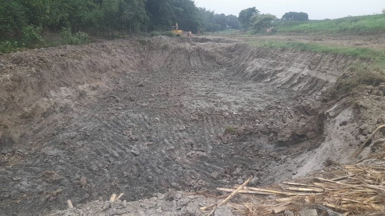 দৌলতপুরের বাহেরমাদী এলাকায় পানি উন্নয়ন বোর্ডের একটি খাল গভীর গর্ত করে অবৈধভাবে মাটি কেটে নিচ্ছে প্রভাবশালী চক্র। ছবি: আজকের পত্রিকা