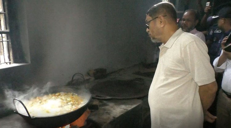 রান্নাঘরে গিয়ে রোগীদের জন্য প্রস্তুত করা খাবারের মানও পর্যবেক্ষণ করেন স্বাস্থ্য ও পরিবারকল্যাণমন্ত্রী। ছবি: আজকের পত্রিকা