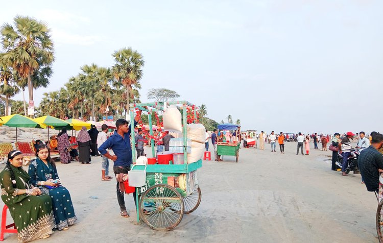সাপ্তাহিক ছুটির দিনে ঢেউয়ের উচ্ছ্বাসে মেতে উঠেছে পুরো সৈকত এলাকা। নারী, পুরুষ, শিশুসহ সব বয়সী মানুষ ভিড় করেছে। ছবি: আজকের পত্রিকা