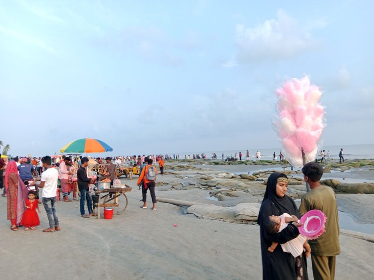 সাপ্তাহিক ছুটির দিনে ঢেউয়ের উচ্ছ্বাসে মেতে উঠেছে পুরো সৈকত এলাকা। নারী, পুরুষ, শিশুসহ সব বয়সী মানুষ ভিড় করেছে। ছবি: আজকের পত্রিকা