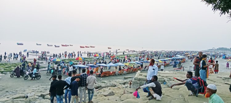 পর্যটনকেন্দ্র কুয়াকাটায় আজ পর্যটকদের ভিড়। ছবি: আজকের পত্রিকা