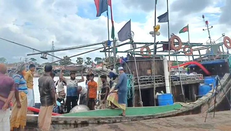 পটুয়াখালীর কুয়াকাটায় আসতে শুরু করেছে ইলিশ। ছবি: আজকের পত্রিকা