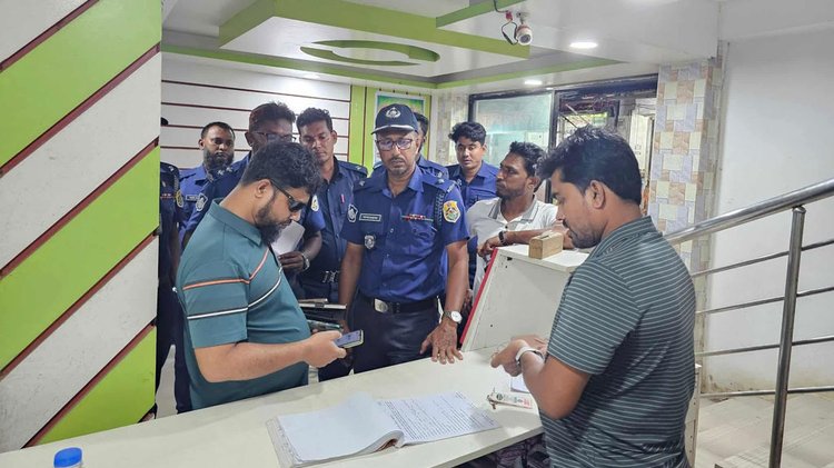 মহিপুর থানার ভারপ্রাপ্ত কর্মকর্তা তারিকুল ইসলাম ও ট্যুরিস্ট পুলিশের পরিদর্শক শাখাওয়াত হোসেন হোটেলের রিসিপশনের খাতা যাচাই করছেন। ছবি: সংগৃহীত