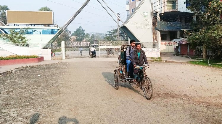 প্রশাসনের নির্দেশে সকাল থেকে বিচ্ছিন্নভাবে হল ছাড়ছেন শিক্ষার্থীরা। ছবি: সংগৃহীত