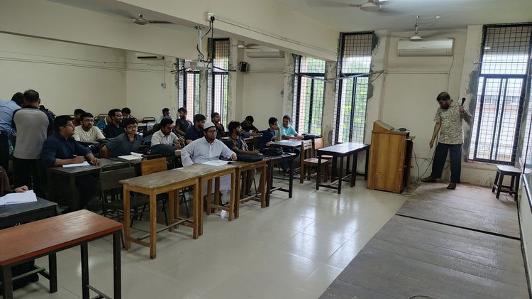 পাঁচ মাস পর বন্ধ থাকার পর আজ মঙ্গলবার কুয়েটের ক্লাস শুরু হয়েছে। ছবি: আজকের পত্রিকা