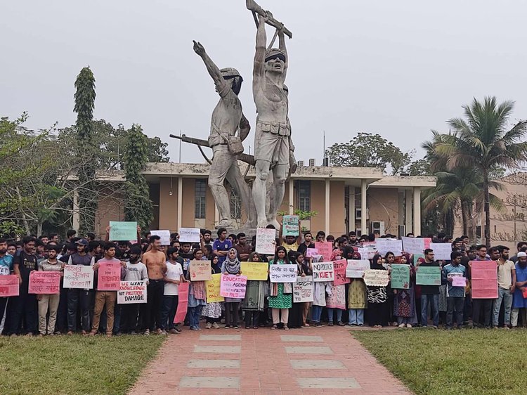 কুয়েট ক্যাম্পাসের দুর্বার বাংলার পাদদেশে আজ বৃহস্পতিবার বেলা সাড়ে ১১টার দিকে শিক্ষার্থীদের সমাবেশ। ছবি: আজকের পত্রিকা