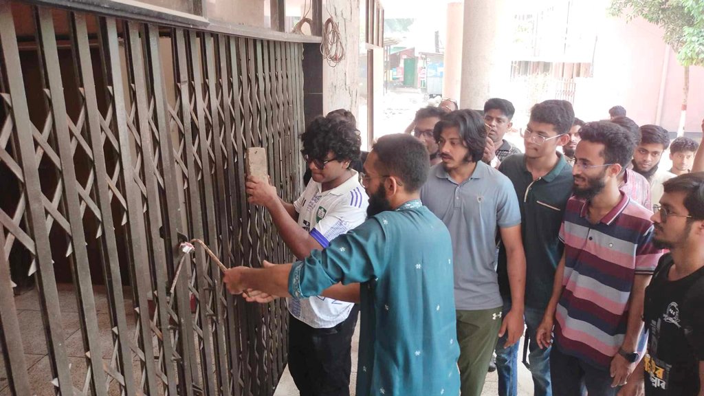কুয়েটের ৩৭ শিক্ষার্থী সাময়িক বহিষ্কার, প্রত্যাখ্যান করে আন্দোলনে শিক্ষার্থীরা