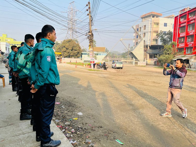 কুয়েট ক্যাম্পাসের নিরাপত্তায় আজ বুধবার পুলিশ মোতায়েন করা হয়। ছবি: আজকের পত্রিকা