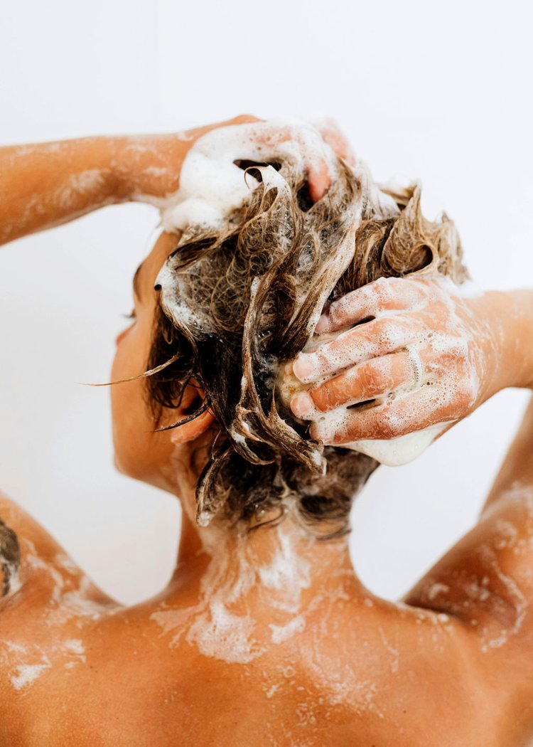 শ্যাম্পু করার সময় মাথার ত্বককে জোরে ঘষার পরিবর্তে আলতোভাবে ম্যাসাজ করুন। ছবি: পেক্সেলস