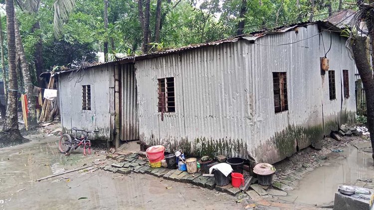 লাইলী খালার জরাজীর্ণ ঘর। ছবি: আজকের পত্রিকা