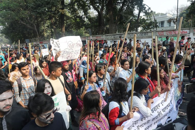 ধর্ষণ ও নারী নিপীড়নের বিরুদ্ধে শিক্ষার্থীদের লাঠি মিছিল। ছবি: আজকের পত্রিকা