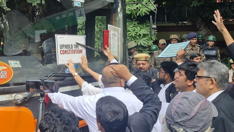 সুপ্রিম কোর্ট থেকে যন্তর মন্তর অভিমুখে পদযাত্রার সময় আইনজীবীদের আটক