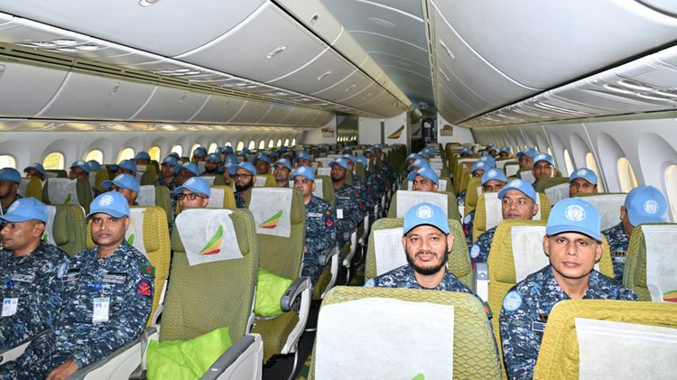 বিশেষ ফ্লাইটে শাহ আমানত আন্তর্জাতিক বিমানবন্দর ত্যাগ করেন নৌবাহিনীর সদস্যরা। ছবি: আজকের পত্রিকা