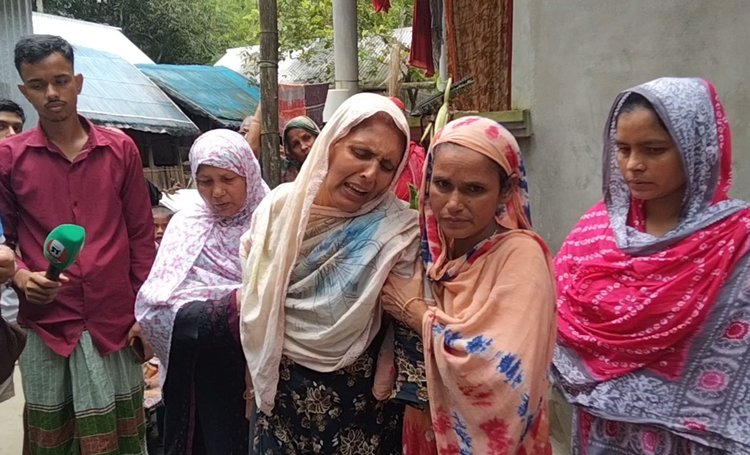 লিবিয়ায় নির্যাতনে ইকবালের মৃত্যুর খবর পেয়ে স্বজনদের আহাজারি। ছবি: আজকের পত্রিকা