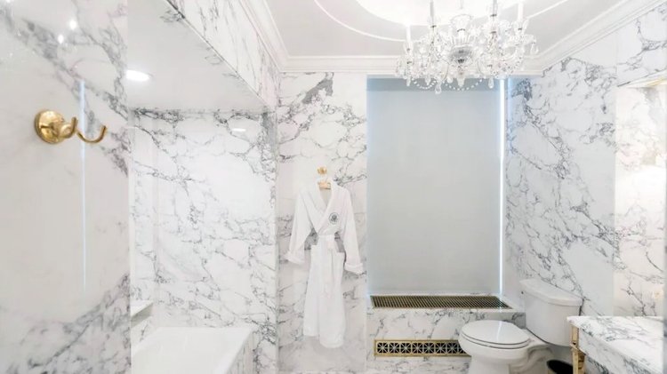 সাদা-কালো মার্বেল পাথরে নতুন ‘লিংকন বাথরুম’। ছবি: ট্রুথ সোশ্যাল