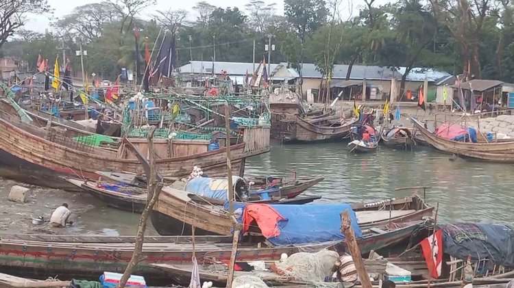 লক্ষ্মীপুরে মেঘনা নদীতে ইলিশ মাছ ধরার জন্য প্রস্তুত জেলেরা। ছবি: আজকের পত্রিকা