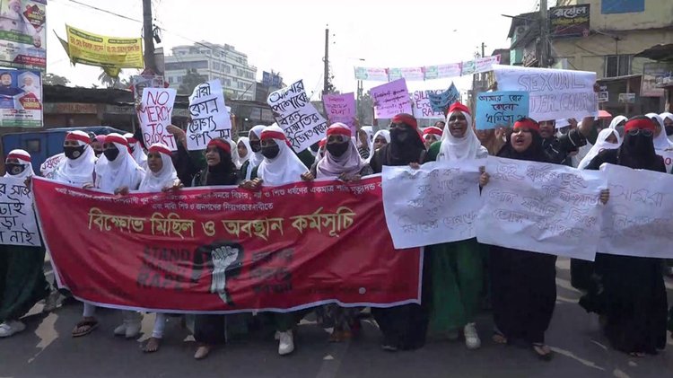 চলন্ত বাসে ডাকাতি, ধর্ষণসহ দেশের বিভিন্ন স্থানে অপরাধ কর্মকাণ্ডের প্রতিবাদে আজ সোমবার লক্ষ্মীপুর প্রেসক্লাবের সামনে শিক্ষার্থীরা সড়ক অবরোধ করেন। ছবি: আজকের পত্রিকা