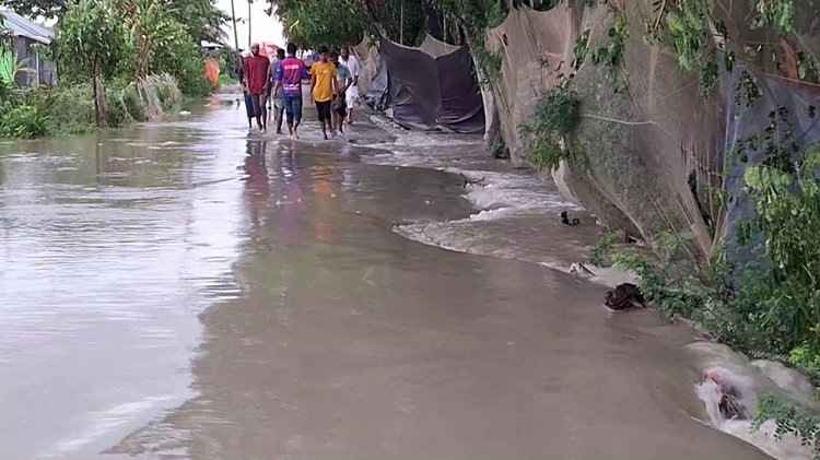 বঙ্গোপসাগরে গভীর নিম্নচাপের প্রভাব ও টানা বৃষ্টিতে আজ বৃহস্পতিবার লক্ষ্মীপুরে মেঘনা নদীর পানি লোকালয়ে ঢুকে পড়েছে। ছবি: আজকের পত্রিকা