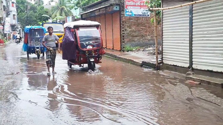 অপরিকল্পিত ড্রেনেজ ব্যবস্থা এবং পানি নিষ্কাশনের পথ না থাকায় লক্ষ্মীপুর পৌরসভাসহ বিভিন্ন এলাকায় দেখা দিয়েছে জলাবদ্ধতা। ছবি : আজকের পত্রিকা