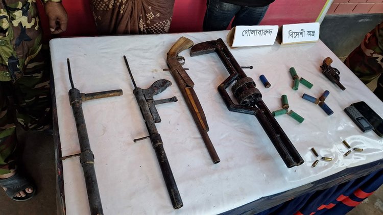 অস্ত্রসহ গ্রেপ্তার দুই যুবক। ছবি: আজকের পত্রিকা