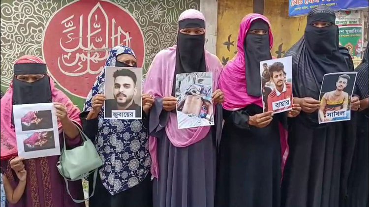 কিশোরগ্যাং সদস্যদের দ্রুত গ্রেপ্তার ও শাস্তির দাবিতে এলাকাবাসী একাধিকবার বিক্ষোভ মিছিল ও মানববন্ধন করে।  ছবি: সংগৃহীত