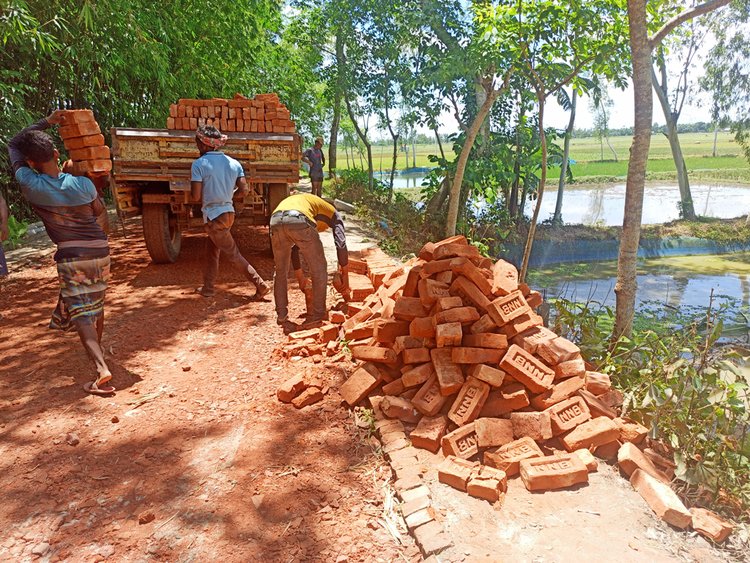 প্রতিবাদের মুখে ঠিকাদারি প্রতিষ্ঠান স্টক করা ইট সরিয়ে নিচ্ছে