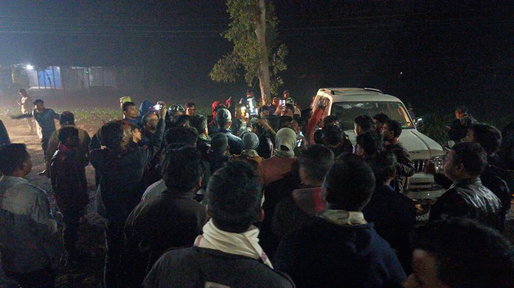 হামলা চালিয়ে স্বতন্ত্র প্রার্থীর গাড়ি ভাঙচুর করা হয়। ছবি: আজকের পত্রিকা