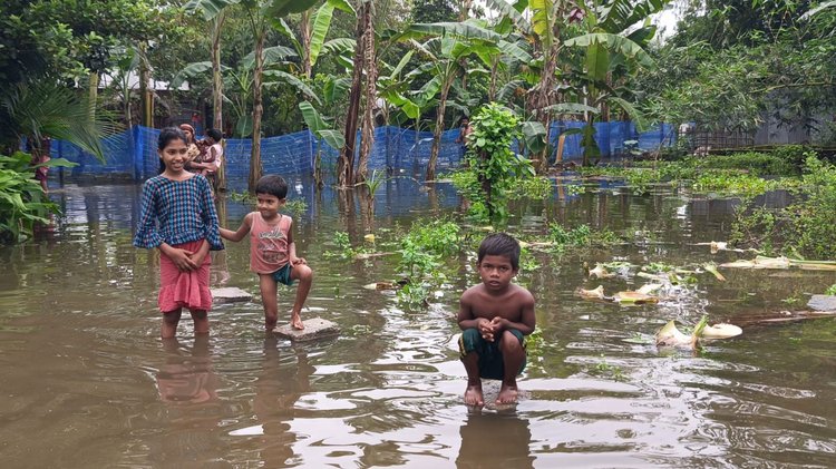 লালমনিরহাটে বন্যায় ডুবে আছে সড়ক। হাতীবান্ধা উপজেলার গড্ডিমারী থেকে সোমবার সকালে তোলা। ছবি: আজকের পত্রিকা