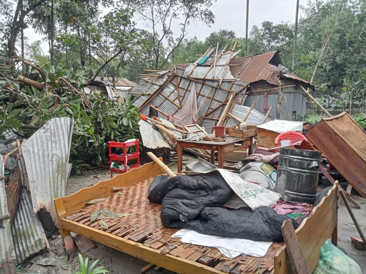 লালমনিরহাটের দুই উপজেলায় ঝড় ও শিলাবৃষ্টিতে ব্যাপক ক্ষয়ক্ষতি হয়। আজ বৃহস্পতিবার আদিতমারী উপজেলার মহিষখোঁচা ইউনিয়নের আয়নারপুল বটতলা এলাকা থেকে তোলা। ছবি: আজকের পত্রিকা
