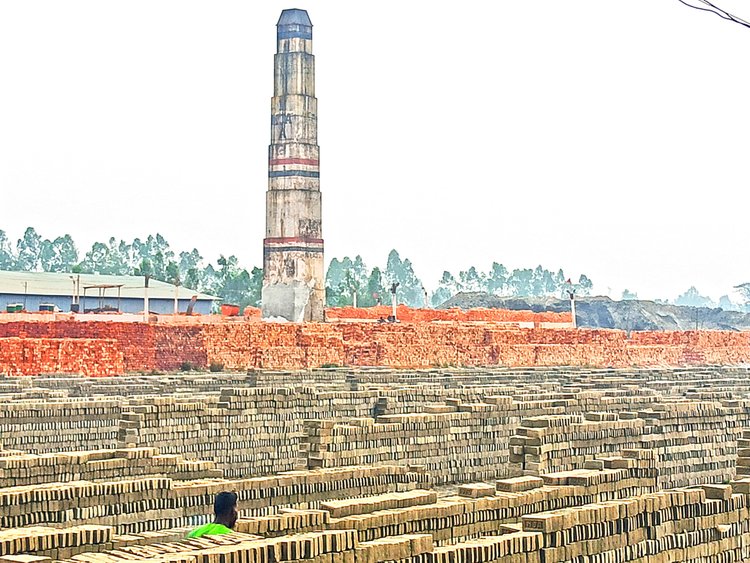 লালমনিরহাটের কালীগঞ্জে প্রশাসনের অভিযানে ভেঙে দেওয়া চিমনি মেরামত করে পুনরায় চালু করা ইটভাটা। ছবি: আজকের পত্রিকা