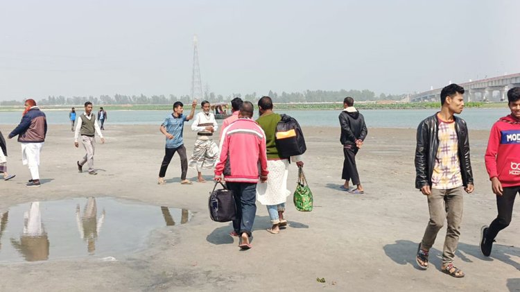 তিস্তা মহাপরিকল্পনা বাস্তবায়ন ও পানির ন্যায্য হিস্যা আদায়ের দাবিতে ৪৮ ঘণ্টার অবস্থান কর্মসূচিতে যোগ দিচ্ছেন বিভিন্ন জেলার মানুষ। আজ সোমবার সকালে রংপুরের গঙ্গাচড়া উপজেলার মহিপুরে। ছবি: আজকের পত্রিকা