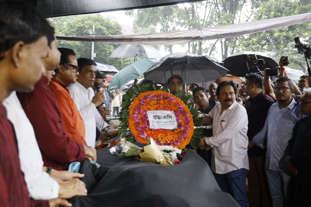 বৃষ্টি উপেক্ষা করে ফরিদা পারভীনকে শেষবিদায়