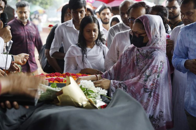 কেন্দ্রীয় শহীদ মিনারে ফরিদা পারভীনের প্রতি ফুলেল শ্রদ্ধা। ছবি: আজকের পত্রিকা