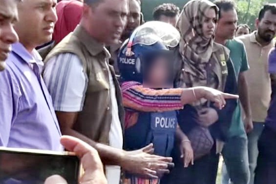 অভিযুক্ত নারীকে নিয়ে লাশ উদ্ধার করতে আসে পুলিশ। ছবি: আজকের পত্রিকা