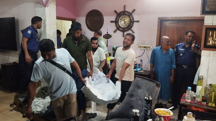 যশোর শহরের মনিহারে শামস মার্কেটের দ্বিতীয় তলার বাসা থেকে খালেদা খানম রুমির লাশ উদ্ধার করা হয়। ছবি: আজকের পত্রিকা