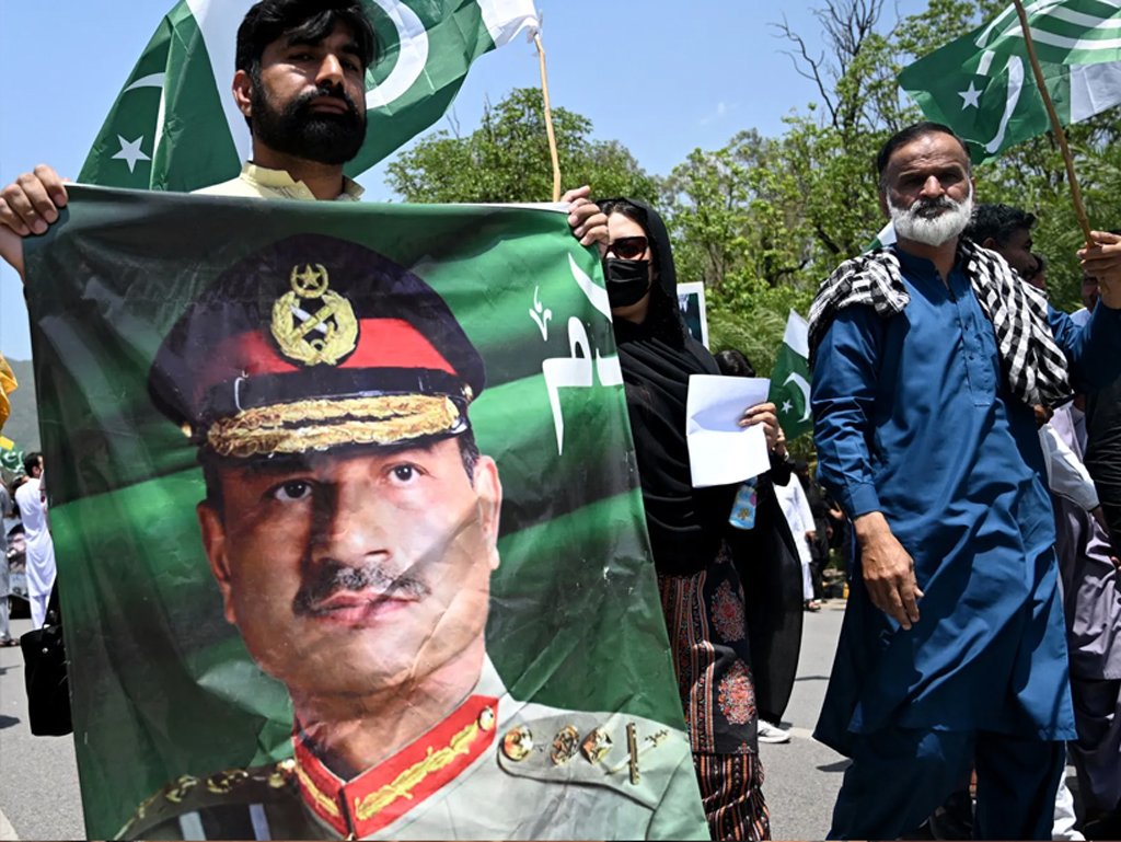 ফিল্ড মার্শাল আসিম মুনিরকে একনায়ক হওয়ার পথ করে দিল পাকিস্তানের পার্লামেন্ট