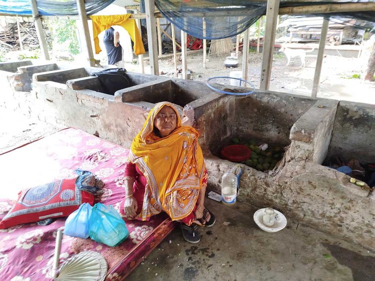 লুট করা হয়েছে আসামীদের গরু। ঘর জ্বালিয়ে দেওয়ায় গোয়াল ঘরে আশ্রয় নিয়েছেন বাড়ির বৃদ্ধা। ছবি: আজকের পত্রিকা