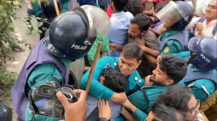 প্রধান উপদেষ্টা বাসভবন অভিমুখে পদযাত্রা বাধা দিলে পুলিশের সঙ্গে শিক্ষার্থীদের সংঘর্ষ হয়। ছবি: আজকের পত্রিকা