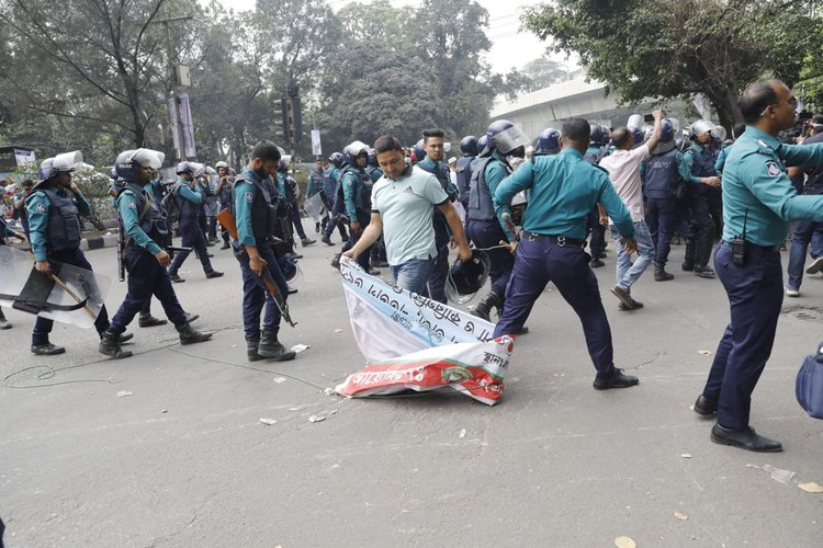 এমপিওভুক্ত শিক্ষাপ্রতিষ্ঠানের শিক্ষকদের লাঠিপেটা করেছে পুলিশ। ছবি: আজকের পত্রিকা