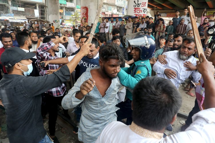 রাজধানীর জুরাইন রেলগেট এলাকায় অটোরিকশা চালকদের লাঠিপেটা করেছে পুলিশ ও স্থানীয়রা। ছবি: আজকের পত্রিকা