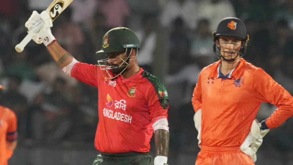 বৃষ্টির বাধায় ধবলধোলাই করা গেল না ডাচদের