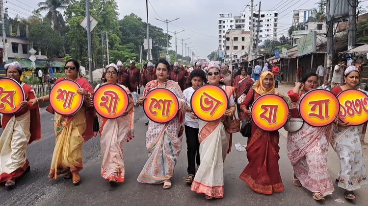 আজ সকাল ৮টায় মাগুরা জেলা প্রশাসনের আয়োজনে কালেক্টরেট চত্বর থেকে বর্ণাঢ্য শোভাযাত্রা বের হয়। ছবি: আজকের পত্রিকা