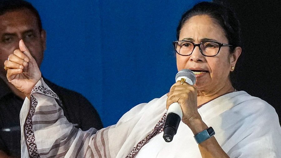 কেন্দ্রকে চাপে ফেলতে বিশেষ অধিবেশনের প্রস্তুতি নিচ্ছেন মমতা