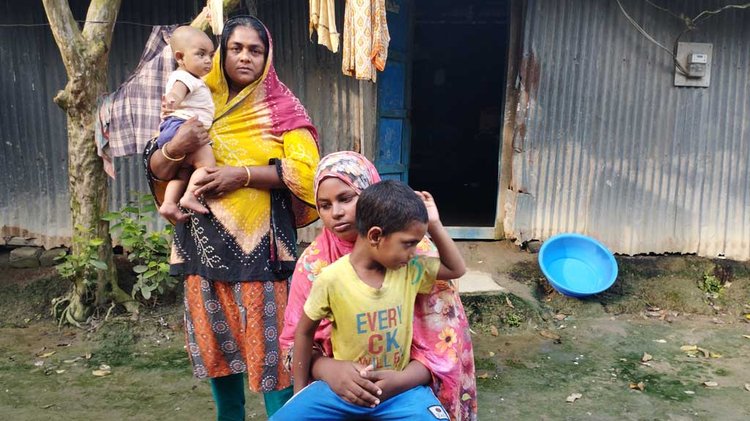 নিহত মামুন মিয়ার মা রোকেয়া খাতুন, স্ত্রী মহিমা আক্তার ও দুই সন্তান। ছবি: আজকের পত্রিকা